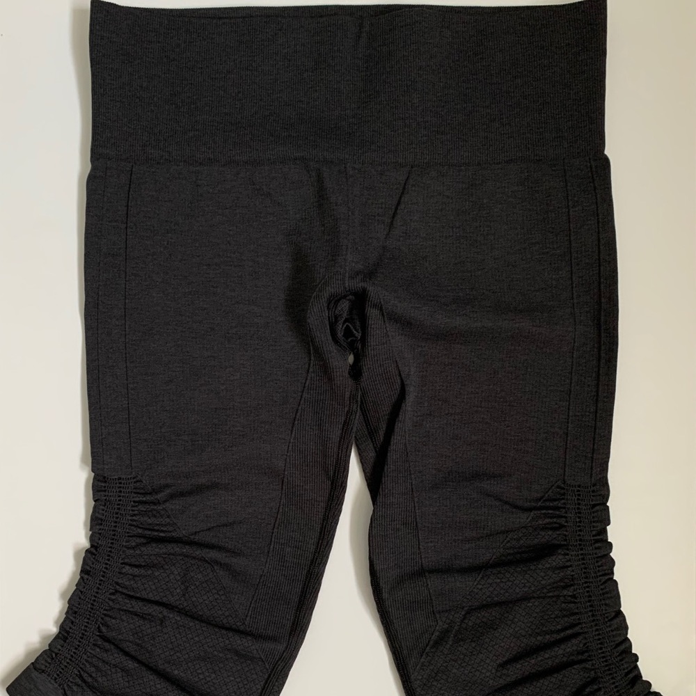 Lululemon In the Flow Crop 6 EUC Charcoal
